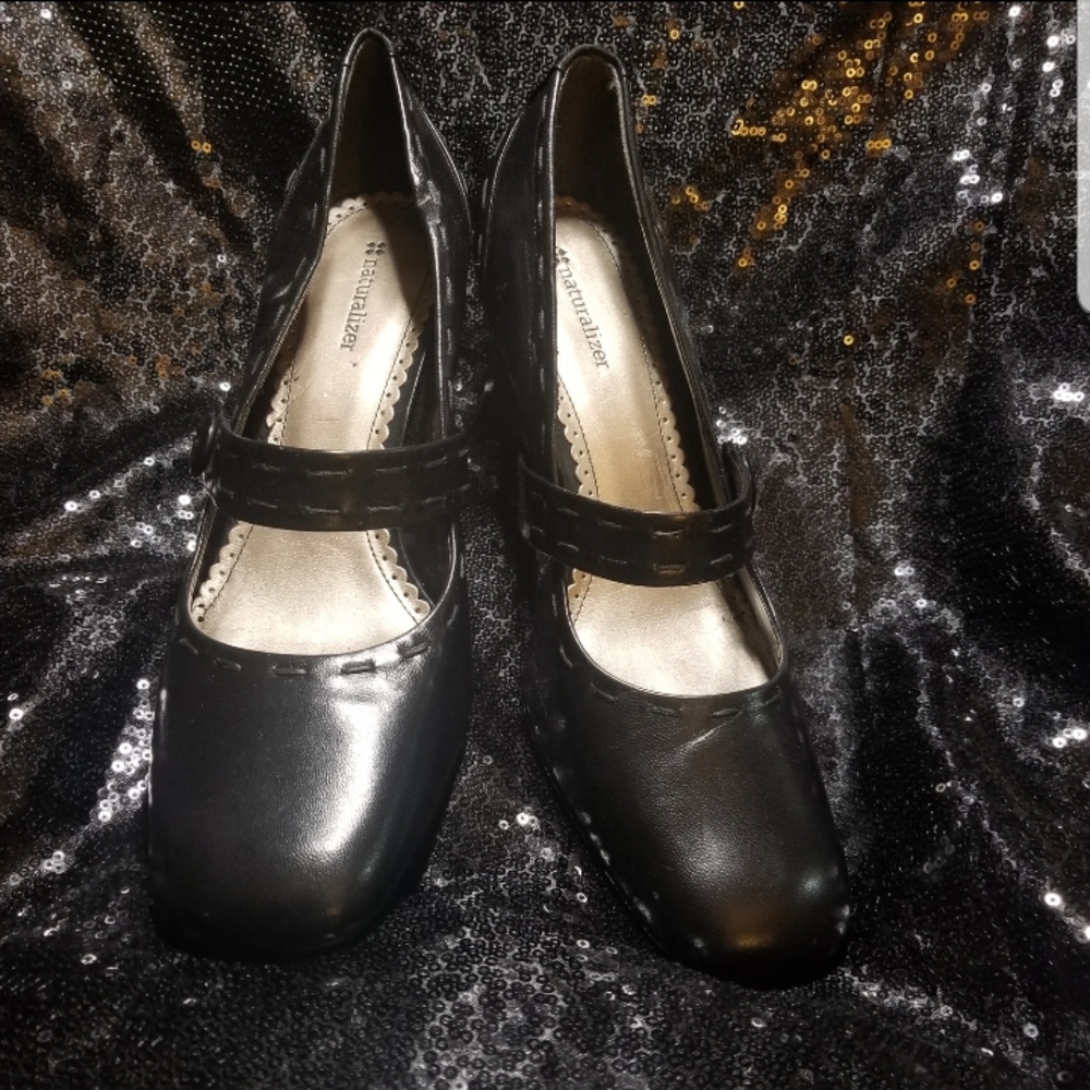 Naturalizers MaryJane style black leather 3¾ inch heel. Size 10